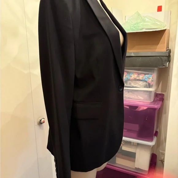 Equipment Femme Women's Anais Black Blazer
$525 - Picture 4 of 6